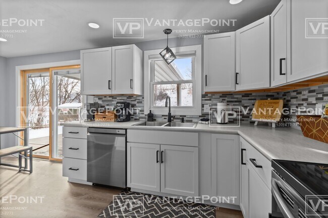 Building Photo - 606 Simonet St
