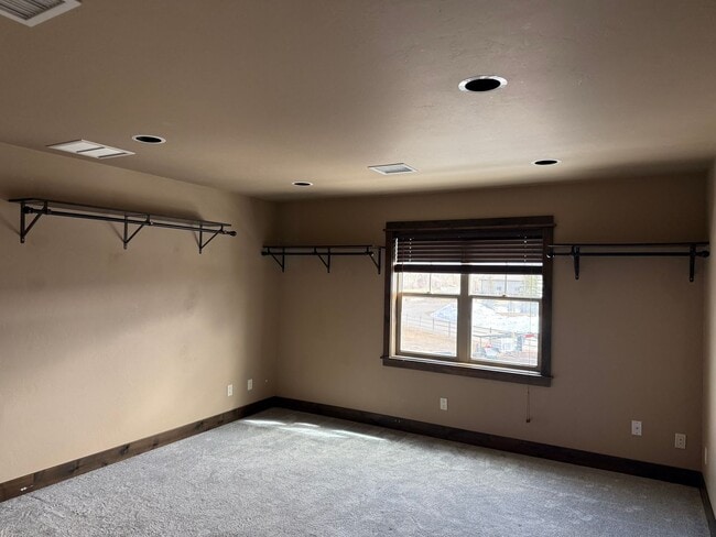 Building Photo - 3 Bedroom 2 Bath in Belgrade