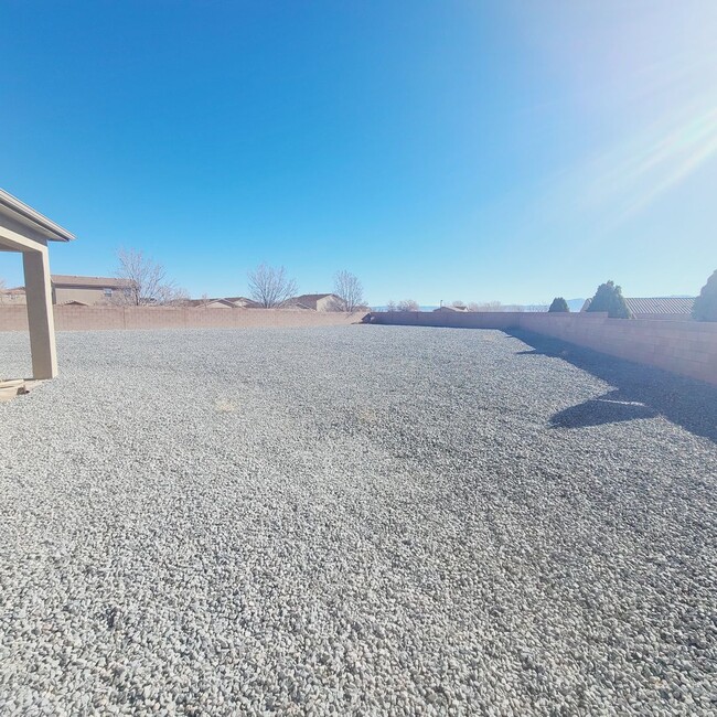 Building Photo - 4 bed 2 bath home in Huning Ranch! Newly B...