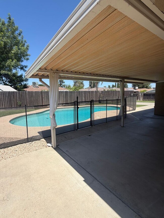Building Photo - Stunning 4 bedroom, 2 bathroom with a Pool and Solar