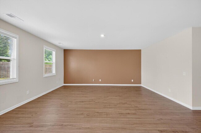 Building Photo - Like-New Harlem Home!