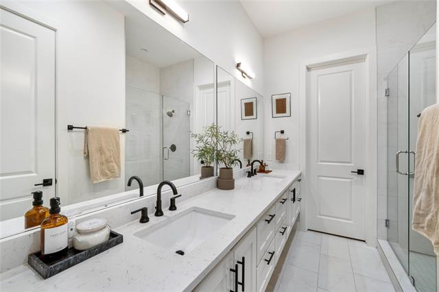 Building Photo - 130 Gdn Ct W