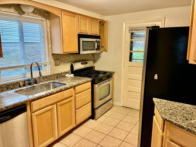 Building Photo - Charming 3/2 Home in Castle Shannon - Garage and Basement - Available NOW!