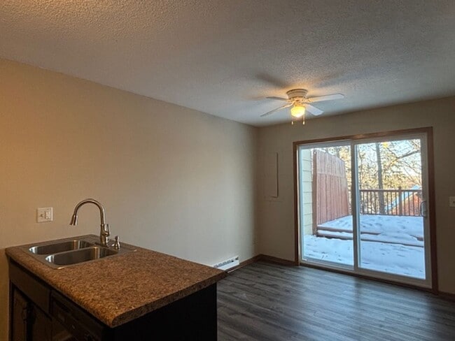 Building Photo - Awesome 2 BR/1.5 BA Townhome in St. Paul!