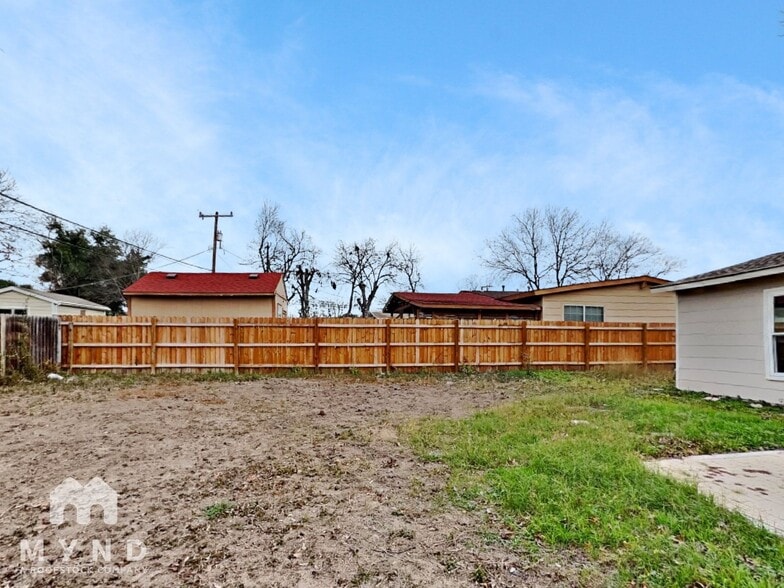 Building Photo - 215 Shady Rill