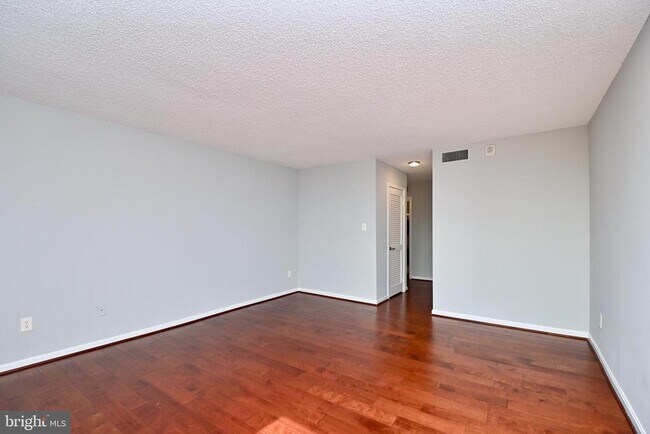 Building Photo - 1101 S Arlington Ridge Rd