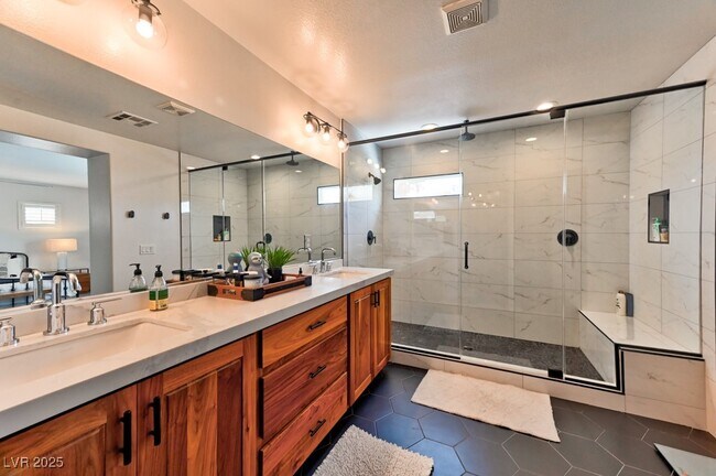 Building Photo - 1041 Chestnut Chase St