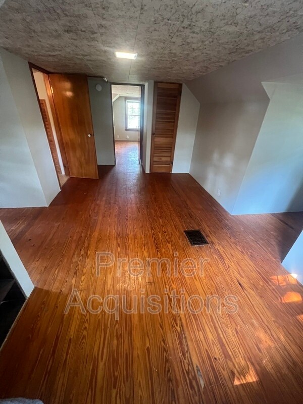 Building Photo - 126 E 3rd St