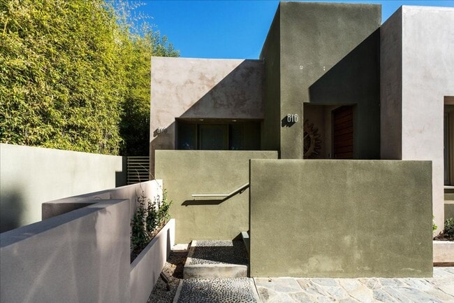 Building Photo - Modern 2BR Architectural + Rooftop in Prim...