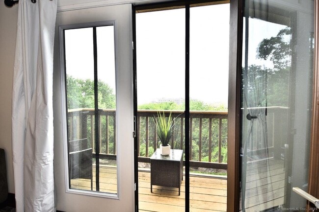 Building Photo - 178 Flax Hill Rd