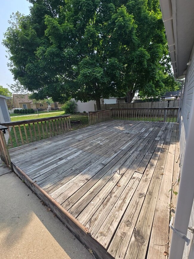 Building Photo - Characteristic 3-Bedroom Home with Dual Ga...