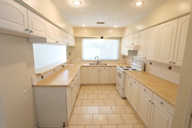 Building Photo - 22311 Fincastle Dr