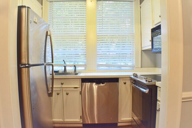 Building Photo - 2417 Blossom St