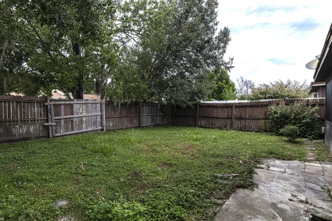 Building Photo - 3 Bedroom, 2 Bath Townhouse – Southeast Or...