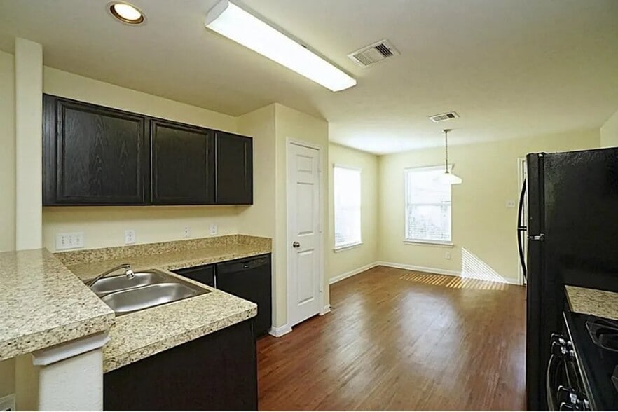 Building Photo - 882 Sun Prairie Dr