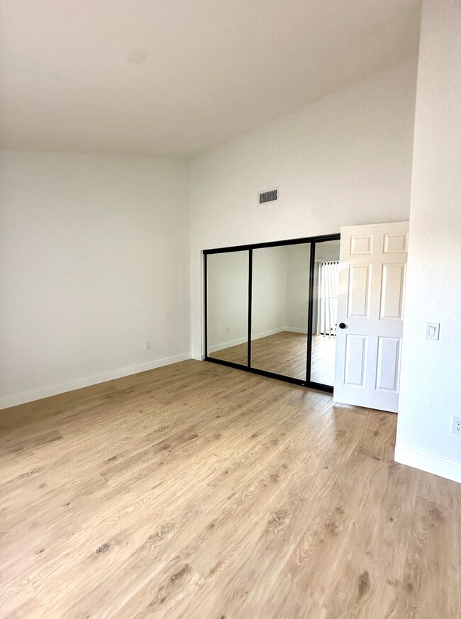 Building Photo - Beautiful & Cozy West Hills Adjacent Condo in Secure Building - MOVE IN READY