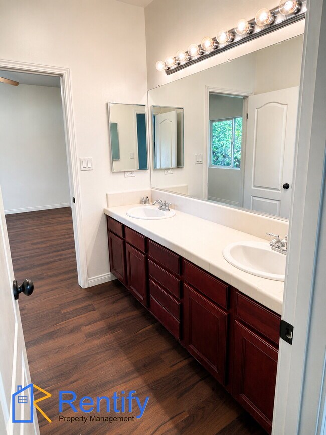 Building Photo - 4 bed, 2.5 bath home in NW Bakersfield - Gardener included
