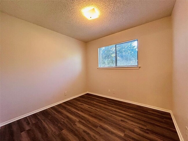 Building Photo - 12005 Charing Cross Rd