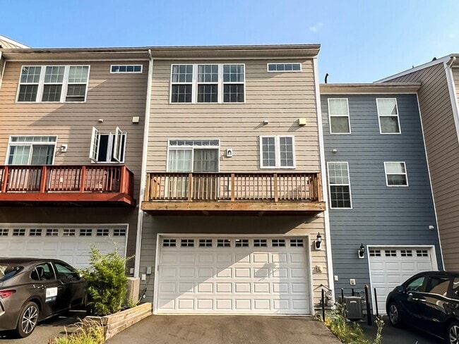 Building Photo - Beautiful and Spacious 3 Bed 2/2 Bath Bric...