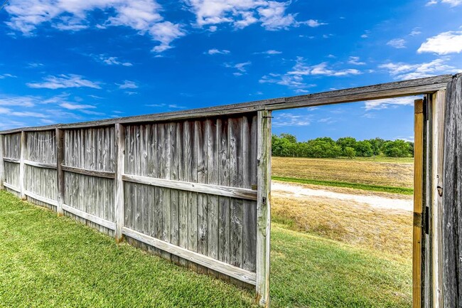 Building Photo - 24622 Royal Pike Dr