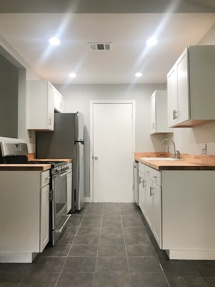 Kitchen - 8757 Birmingham Dr