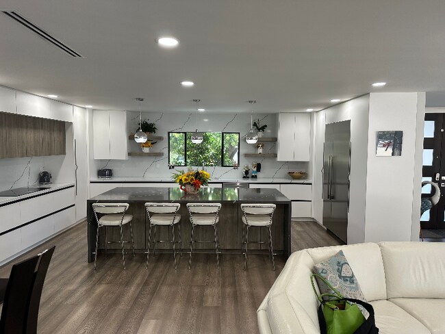 Building Photo - 18912 Pasadero Dr