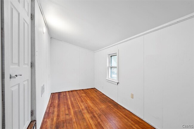 Building Photo - 104 Kincaid Ave