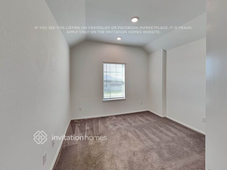 Building Photo - 752 Scenic Lake Dr