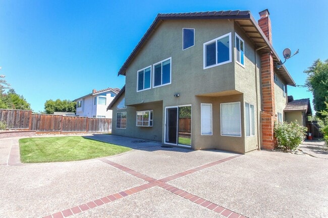 Building Photo - Large 4BR 3BA Updated Home in Quiet Neighb...