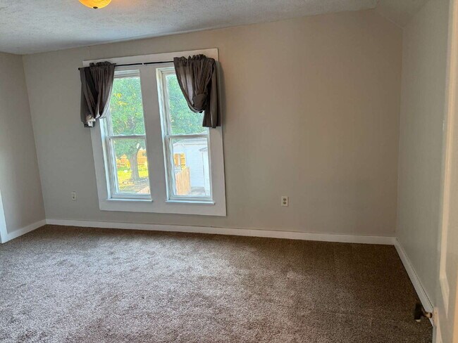 Building Photo - Charming 4 Bedroom Home with 2 Full Baths in Grand Rapids