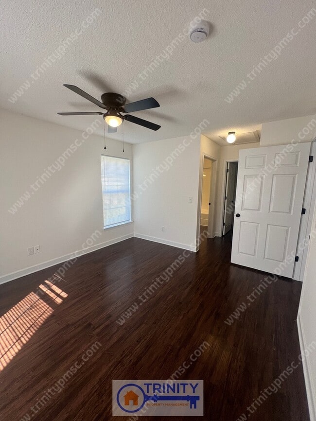 Building Photo - 3 Bedroom Duplex!