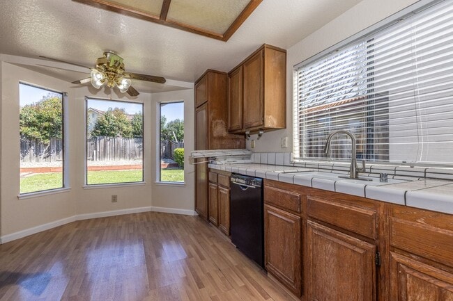 Building Photo - 4 bed/3 bath Single Family Home w/ large backyard!