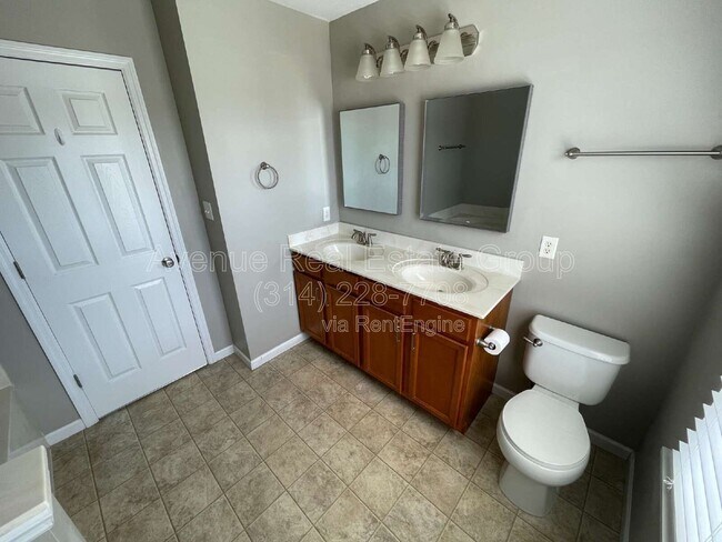 Building Photo - 5533 Emerald Pl Dr