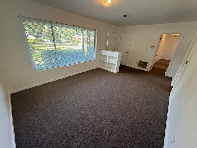 Building Photo - Pensacola - Lakeview - 3 bedroom, 2 bathroom
