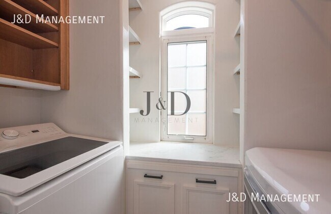 Building Photo - 105 S Ditmar St