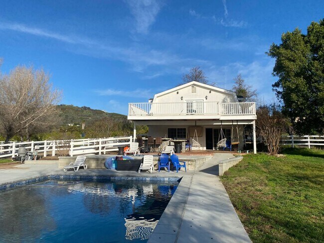 Building Photo - Great horse property in Del Luz!