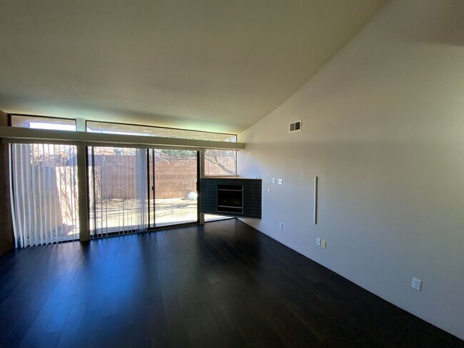 Building Photo - 3 Bedroom Townhome Available Near Eubank Blvd NE & Montgomery Blvd NE!