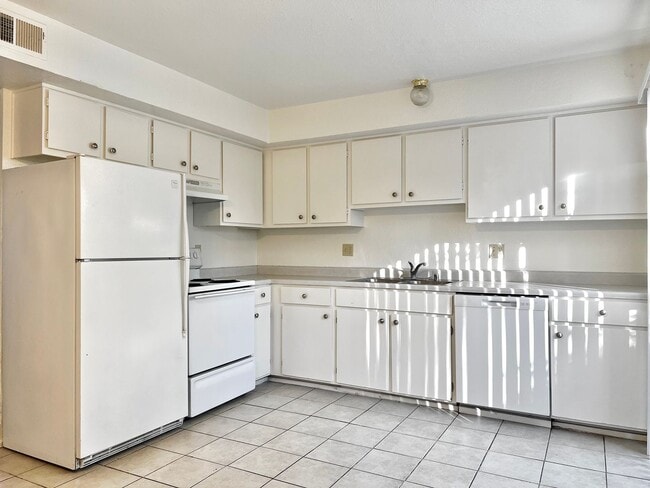 Building Photo - Apartment for Rent