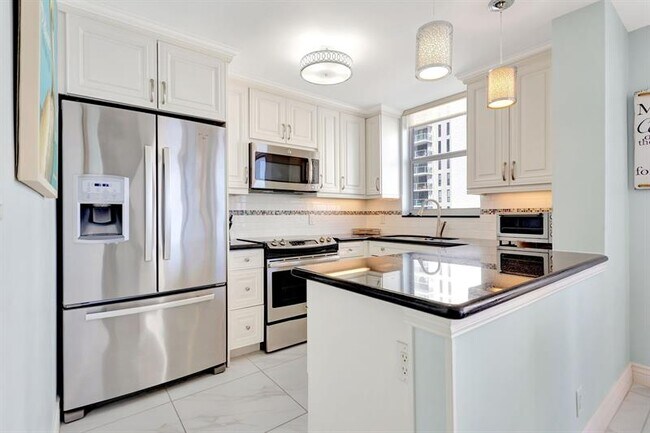 Building Photo - 1010 S Ocean Blvd
