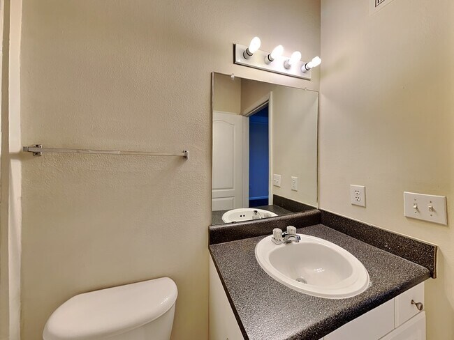 Building Photo - 8848 Villa View Cir