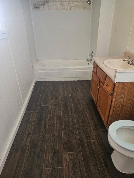 Building Photo - 640 E Northern Ave