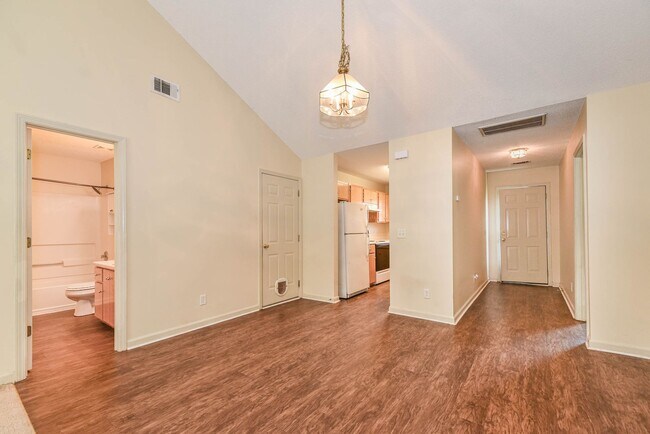 Building Photo - 3 Bedroom, 2 Bath Home with Fully Fenced Yard – Pet Friendly!