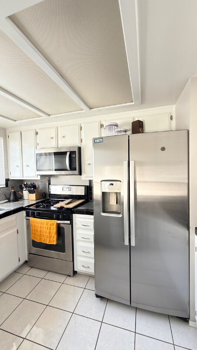 Building Photo - Spacious Two-Story Home with Large Backyard – Available Now!