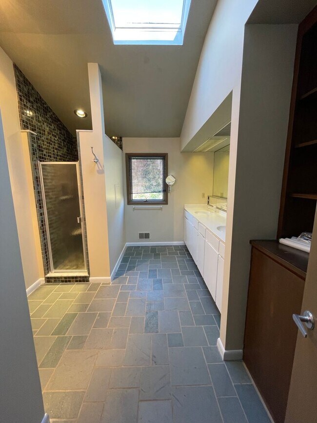 Building Photo - Glenview Hills HUGE 3 Bedroom 2.5 Bath Hom...