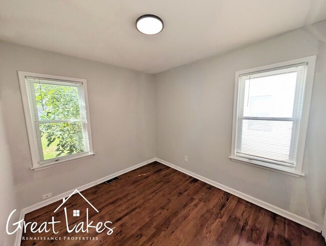 Building Photo - Cozy 2 Bedroom 1 Bathroom now available fo...
