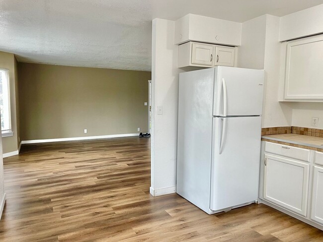 Building Photo - Spacious 2 bed 1 bath Condo with private p...