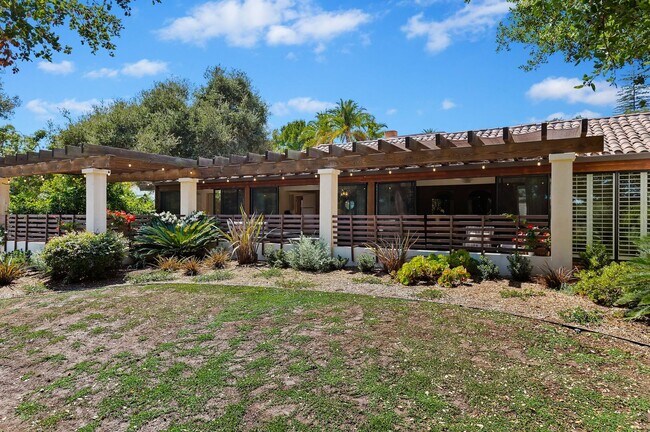 Building Photo - 525 Las Palmas Dr