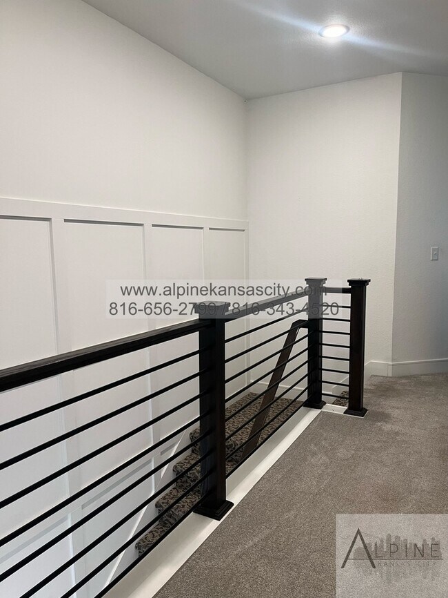Building Photo - Beautiful Parkville Town Home Coming Soon!