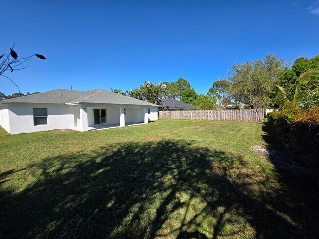 Building Photo - 5996 NW Baynard Dr