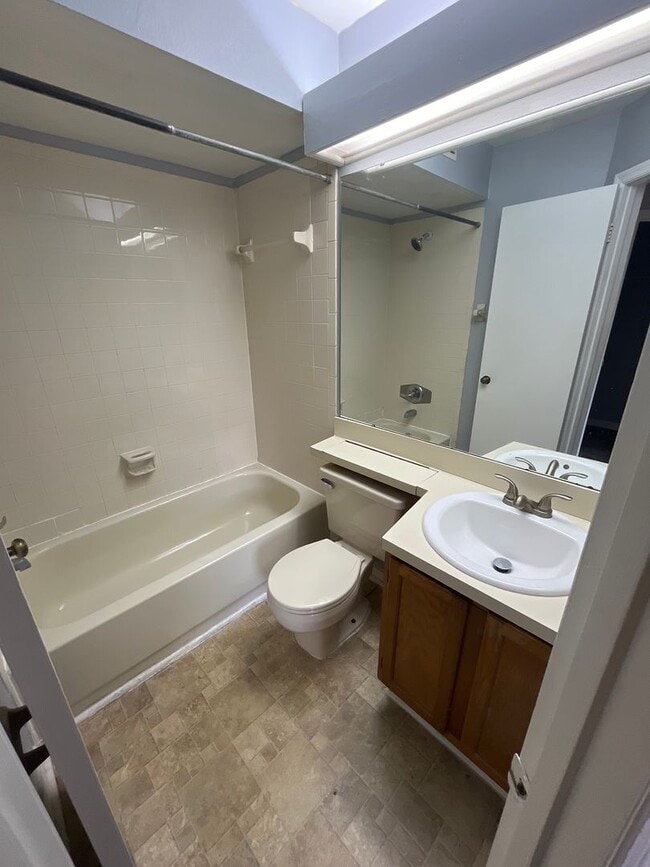 Building Photo - For Rent-2-bedroom, 2.5-bathroom located in the vibrant community of Tampa